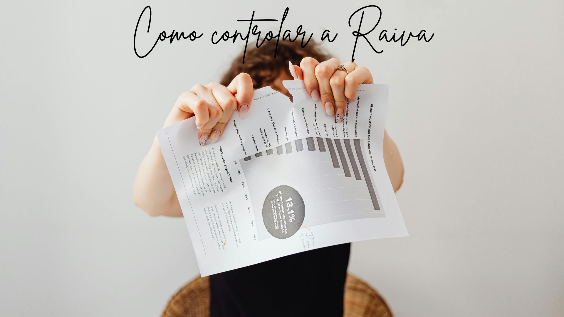 Uma pessoa rasgando uma folha com raiva